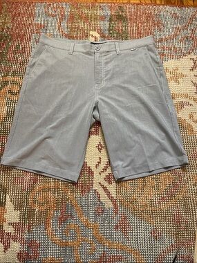 TravisMathew Golf Shorts Size 38 White Gray Pinstripe Flat Front